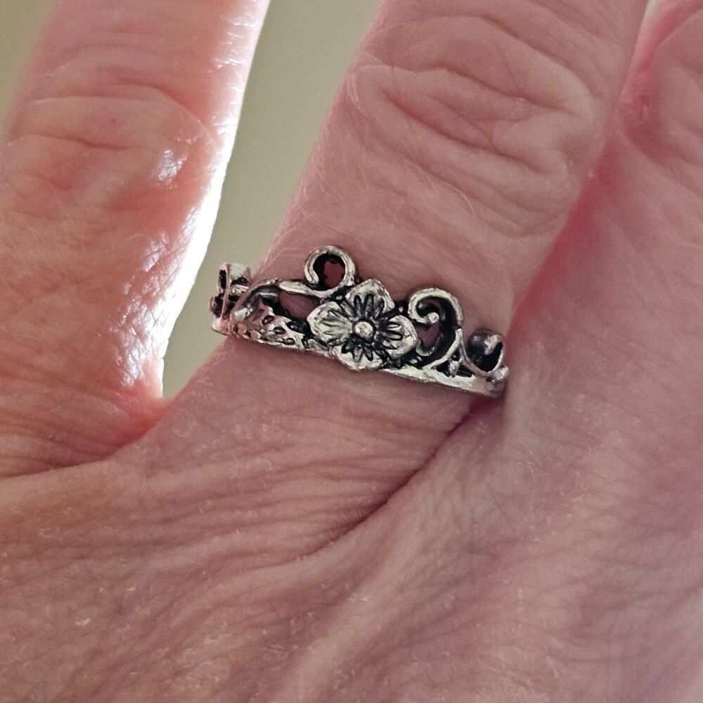 Silver tone flower fashion ring Size almost a 5